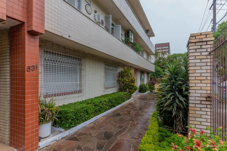 Apartamento de 2 dormitórios com 74,18m² privativos e 97,27m² de área total. Posição solar leste e n