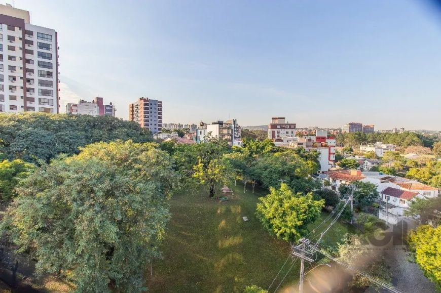 Apartamento à Venda em Porto Alegre: Conforto e Conveniência a 5 Minutos do Shopping Iguatemi e Bour