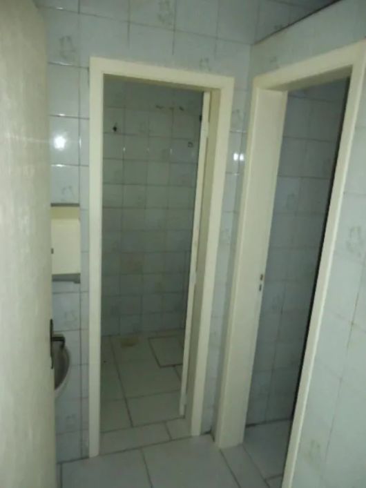 LOJA c/ 2 câmaras frias (medem 2m x 2.50m) com resfriamento chegando à -1°. Toda em piso cerâmico, c