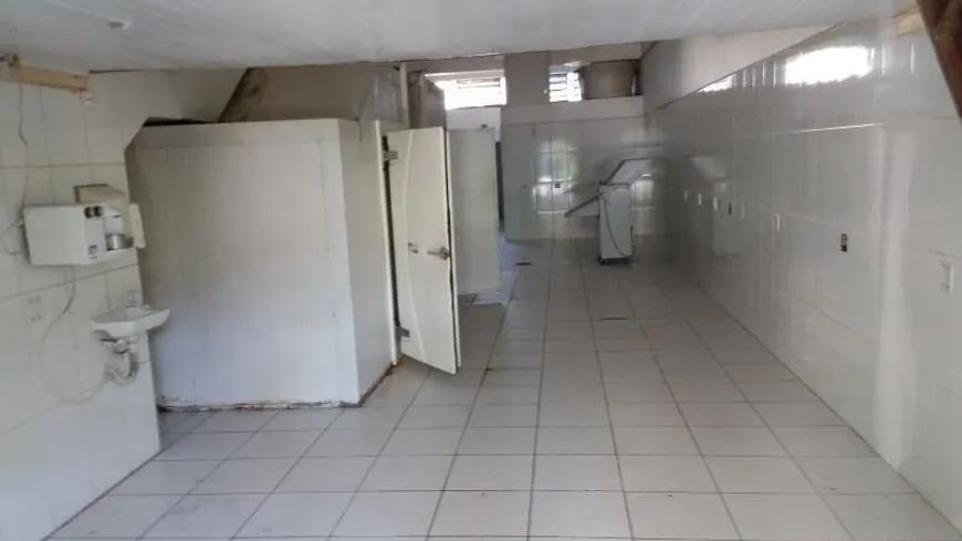 LOJA c/ 2 câmaras frias (medem 2m x 2.50m) com resfriamento chegando à -1°. Toda em piso cerâmico, c