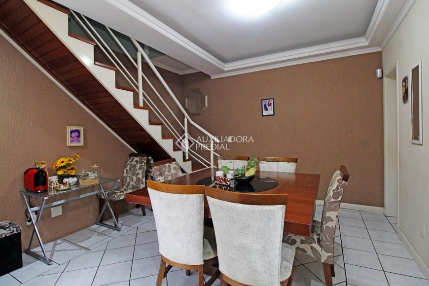 Apartamento duplex, com dois quartos, 3 vagas de garagem, dois banheiros, sol leste/norte
