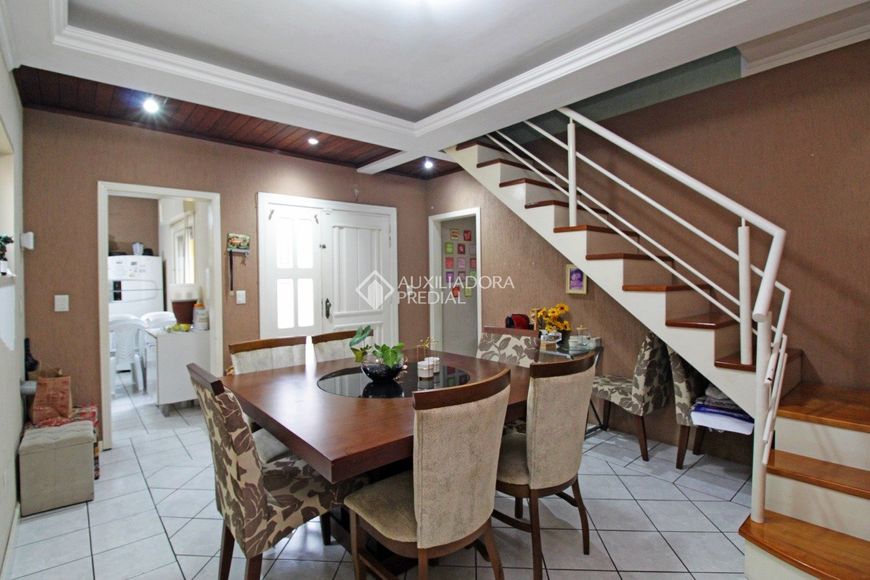 Apartamento duplex, com dois quartos, 3 vagas de garagem, dois banheiros, sol leste/norte