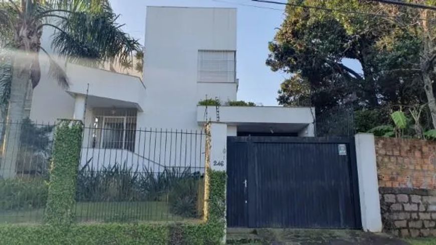 Casa em Porto Alegre, no bairro Espírito Santo, com 3 dormitório(s), e 3 banheiros, à venda.