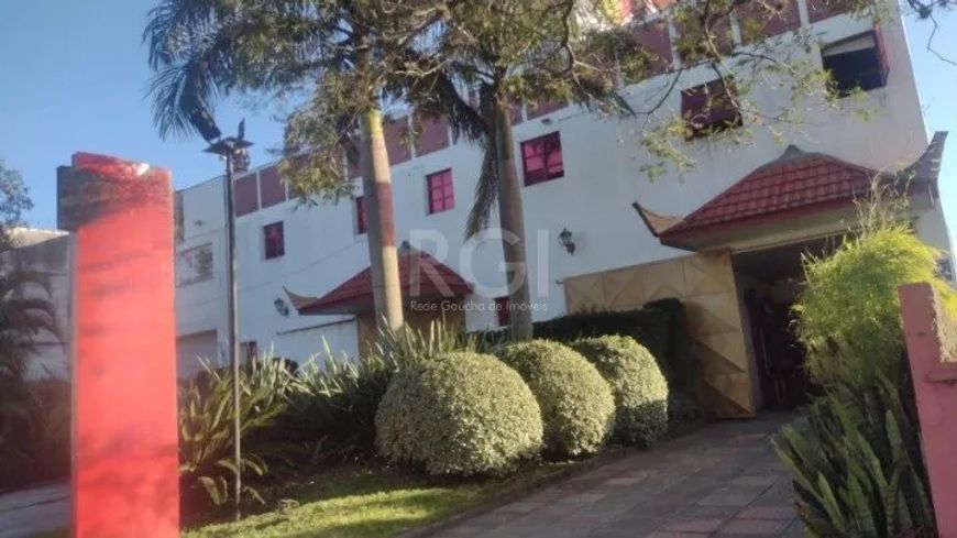 Prédio comercial no bairro Sarandi. 28 apartamentos sendo 3 sem garagem, 3 suítes máster com banheir