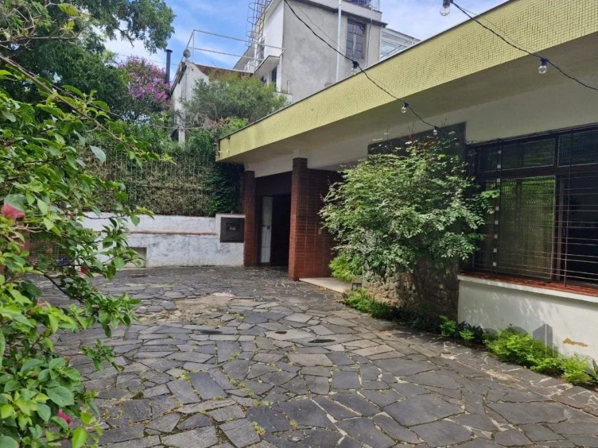 Casa com 243 m² de área privativa, com amplo pátio de 11 x 44 m. Possui 4 dormitórios, 1 closet, amp