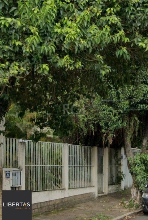Casa com quatro (4) dormitórios, duas (2) vagas de garagem, no bairro Passo da