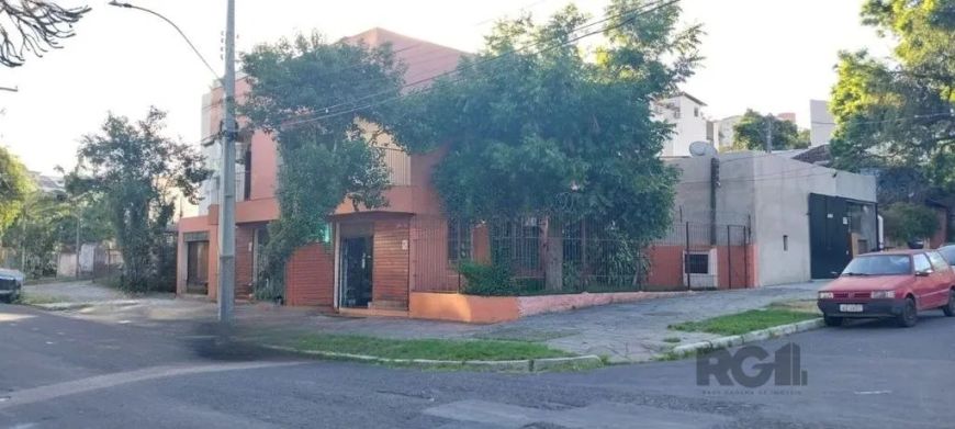 Casa residencial, de esquina, com comercio na parte de baixo, tendo entrada separada, medindo 180 me