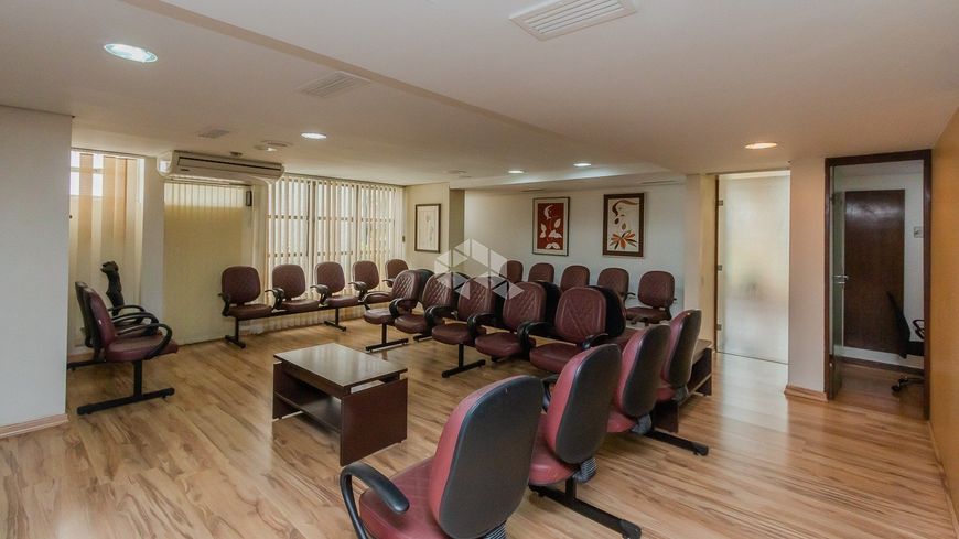 Excelente Clínica Médica, em andar inteiro, 321 m², 7 vagas de garagem no bairro Moinhos de Vento