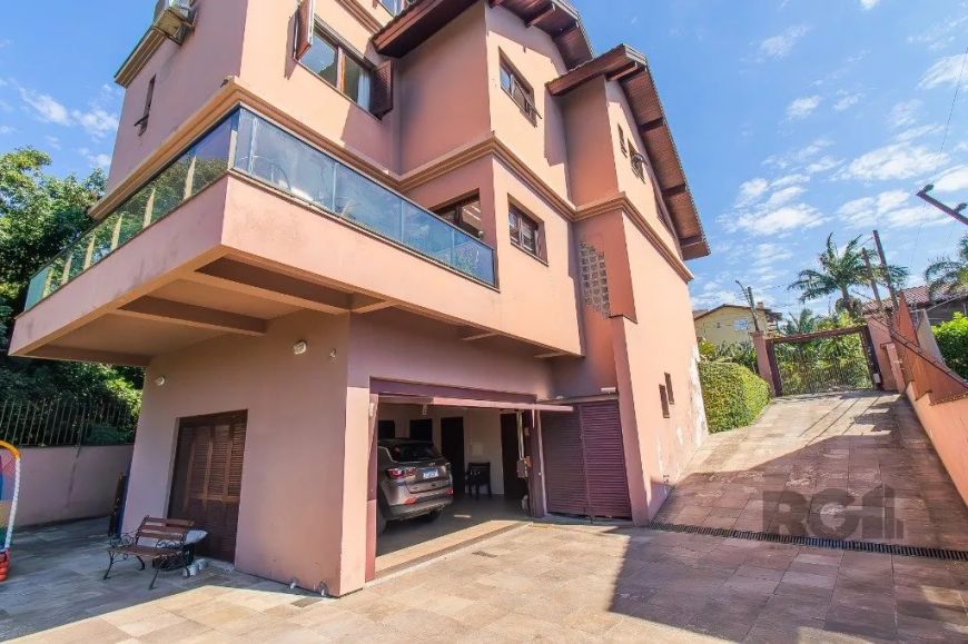 CASA - 350 m² privativos construídos em um terreno de 565 m²- São 3 dormitórios: suíte master decora