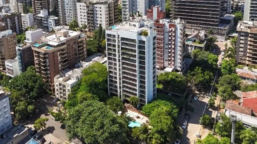 Localizado no prestigiado bairro Mont`Serrat, construído pela renomada Pilla Guarita, este belo imóv