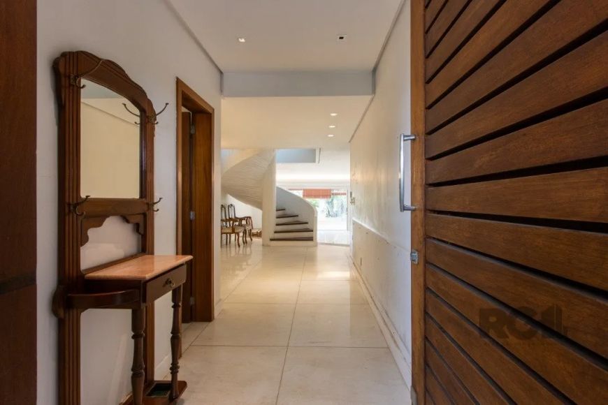 Maravilhosa residência com 04 suítes, todos com piso aquecido, sendo a suíte máster com closet, banh