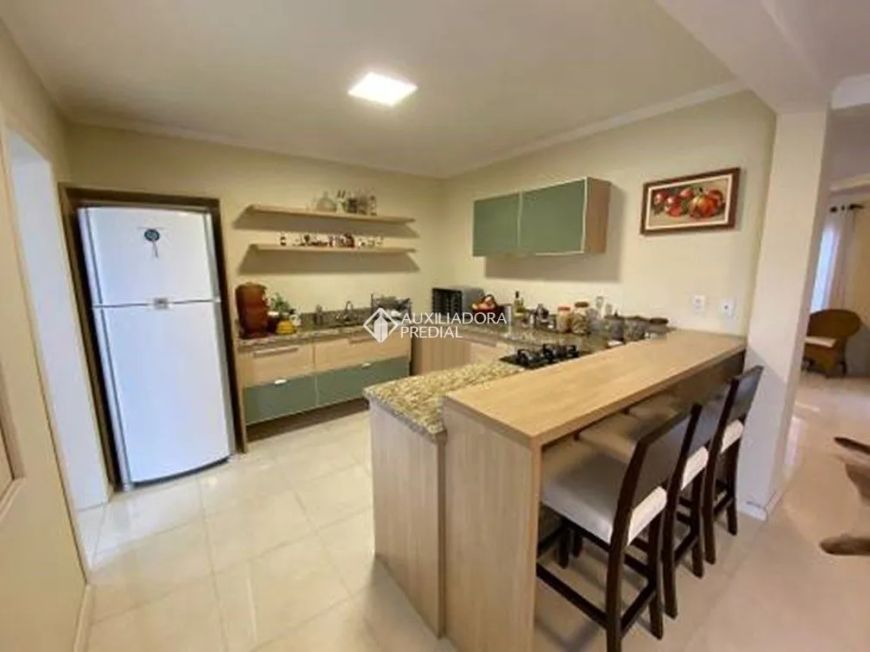 Casa com excelente acabamento, 280 m2 de área construída com três andares, semi mobiliada