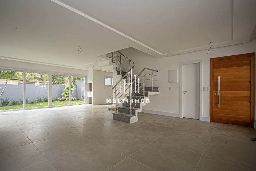CASA COM 330M² SENDO 04 DORMITÓRIOS E 04 SUITES