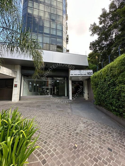Loja com 354 m2, vitrine expositiva e 2 vagas na 24 de outubro.