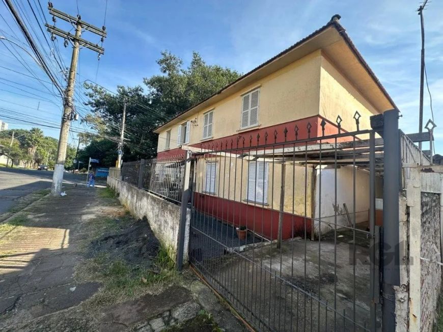 Vende-se casa com pátio, 2 dormitórios, banheiro social, living e cozinha, banheiro auxiliar, lavand