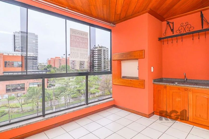 Apartamento de 99,34 m² de área privativa, com 3 dormitórios sendo 1 com suíte , living amplo com sa