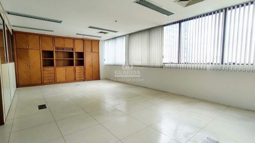 Excelente imóvel comercial muito amplo, são 300 m² de área total e 264 m² de área privativa.
