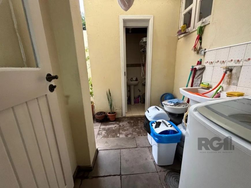 Excelente casa com 2 dormitórios, sala ampla com dois ambientes, varanda, 2 banheiros, área de servi