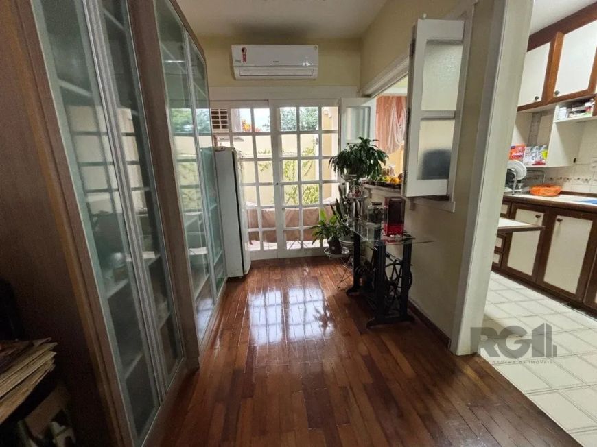 Excelente casa com 2 dormitórios, sala ampla com dois ambientes, varanda, 2 banheiros, área de servi