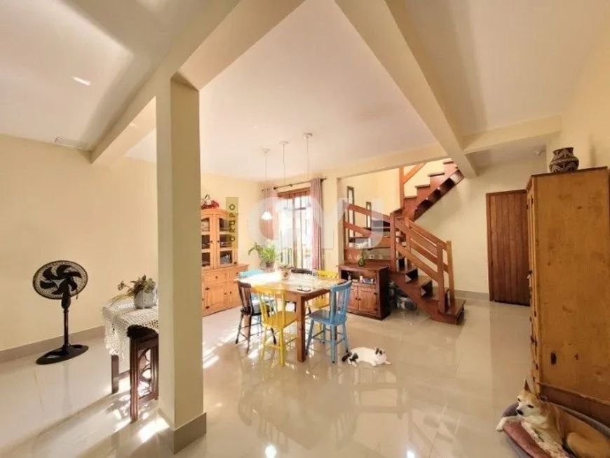 Casa 4 dormitórios no bairro Hípica, Porto Alegre
