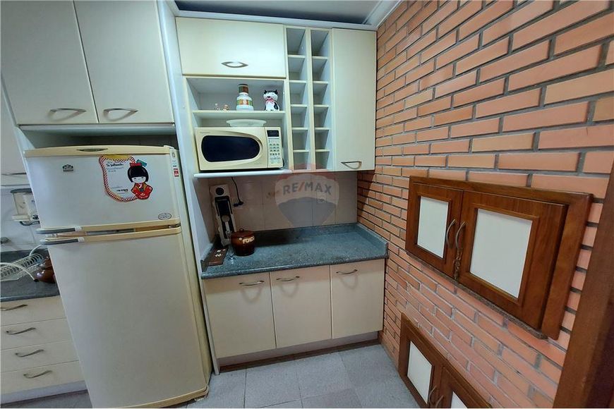 Apartamento, ensolarado de um dormitório, com peças amplas, semi-mobiliado