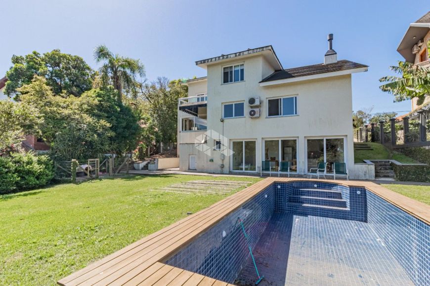 BELÍSSIMA CASA EM CONDOMÍNIO FECHADO!
