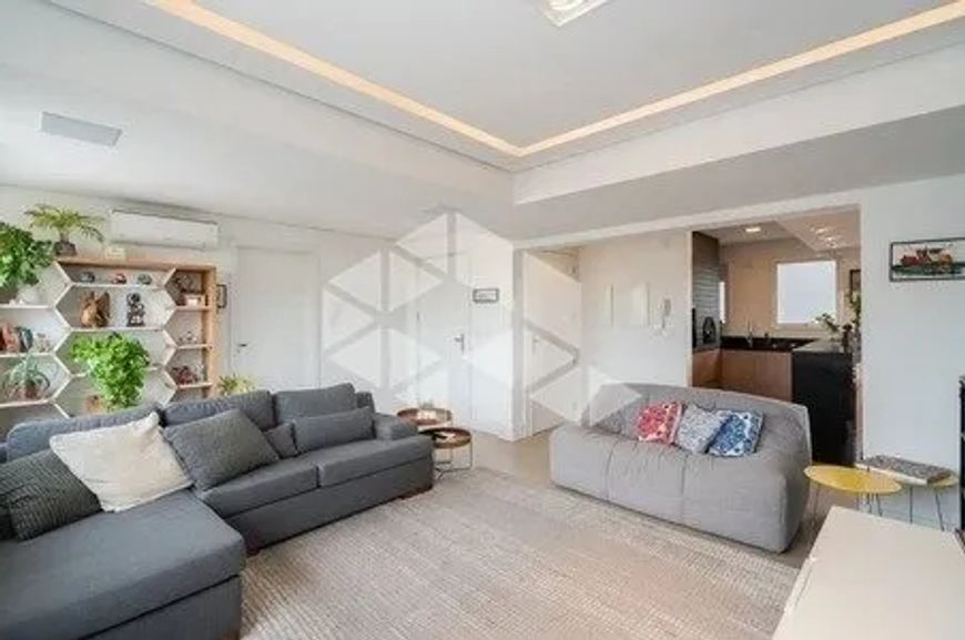 Apartamento 3 dormitórios transformado em 2, 2 suítes, 4 vagas de garagem, Bairro Petrópolis, Porto