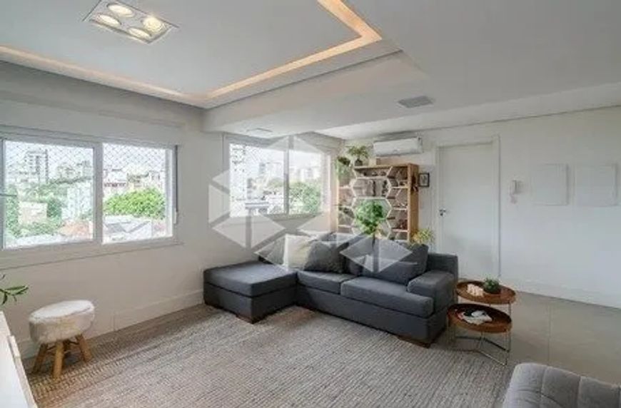 Apartamento 3 dormitórios transformado em 2, 2 suítes, 4 vagas de garagem, Bairro Petrópolis, Porto
