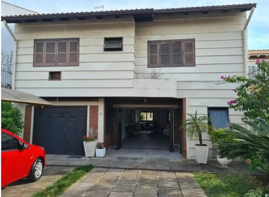 Descubra esta incrível casa localizada na Rua da Várzea, no Jardim São Pedro, Porto Alegre. Casa com