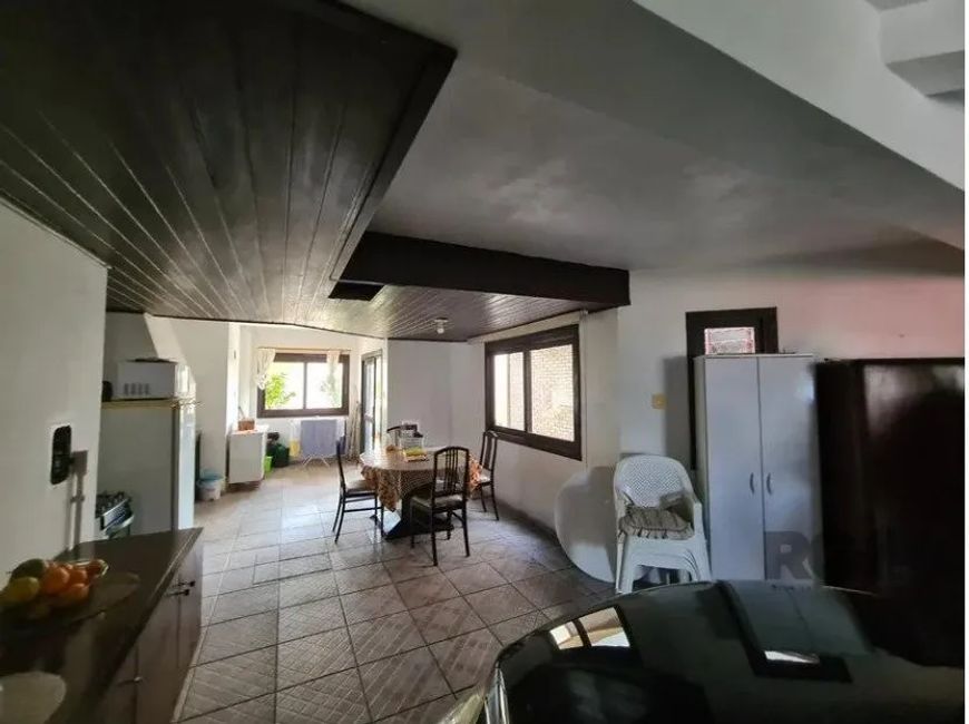Descubra esta incrível casa localizada na Rua da Várzea, no Jardim São Pedro, Porto Alegre. Casa com