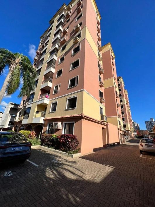 Apartamento de três quartos, sendo um com suíte americana, totalizando 70m². Possui duplo living com