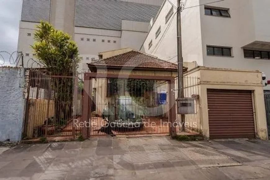 Casa composta por seis(6) dormitórios, no bairro Passo da Areia em Porto Alegre/RS.A casa possui liv