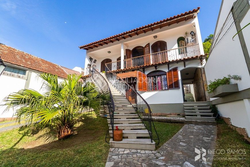 Casa à venda no bairro Tristeza com três dormitórios e 211 m². Aproveite esta oportunidade!