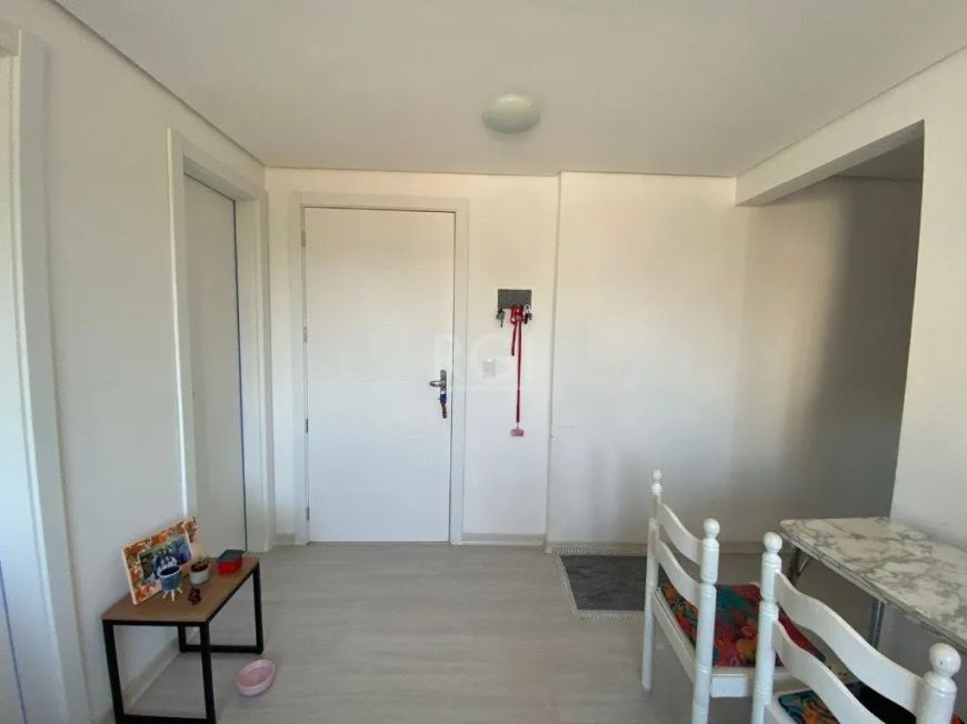 Ótimo apartamento no bairro Santa Cecília, andar alto, lateral, com 2 dormitórios, e vaga. Possui li