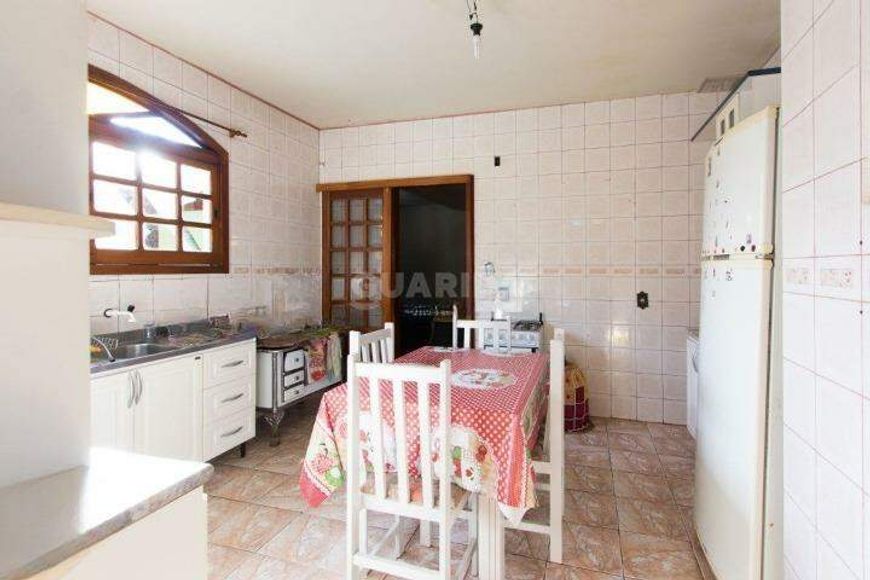 Casa Residencial de 04 dormitórios, sendo 02 suítes no bairro Pitinga.