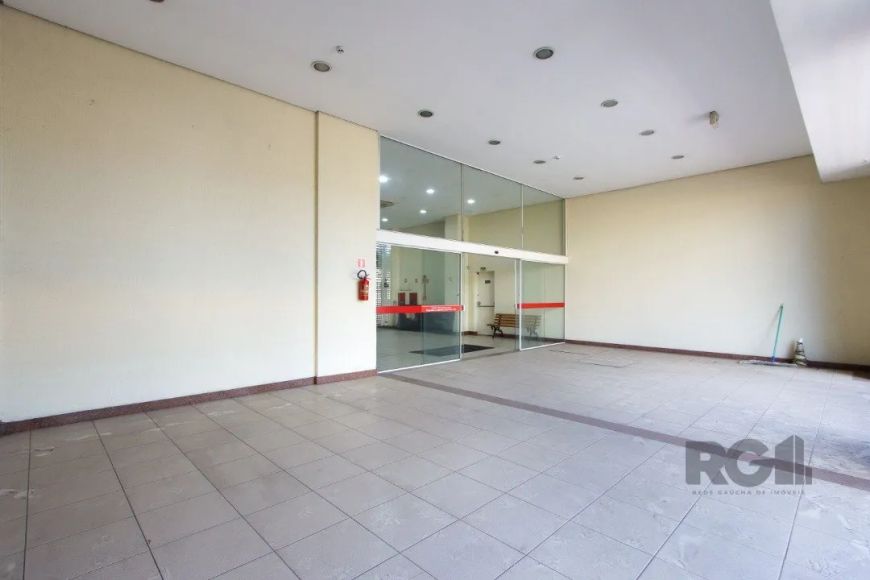 14 Lojas para locação em conjunto, com aproximadamente 2000m² privativos, além de 23 vagas de garage