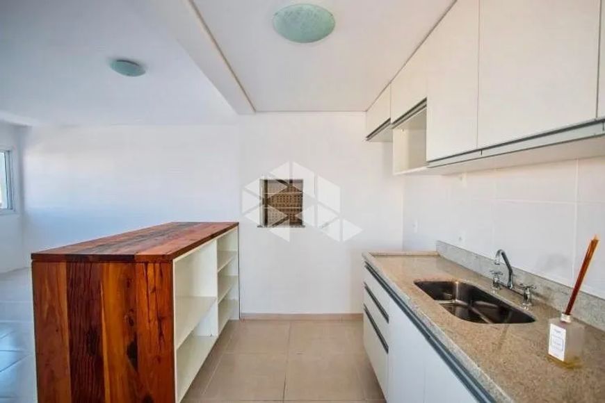 Apartamento 02 dormitórios com 65,00m2, 01 vaga coberta, desocupado, no Bairro Tristeza