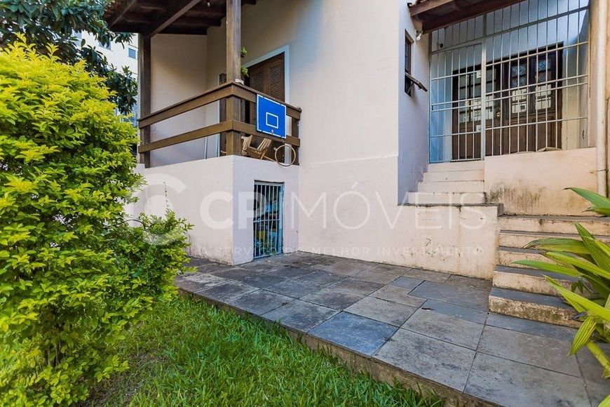 Casa/Sobrado em Porto Alegre, no bairro Passo da Areia, à venda.