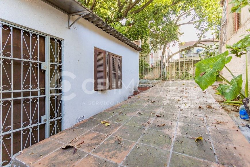 Casa/Sobrado em Porto Alegre, no bairro Passo da Areia, à venda.