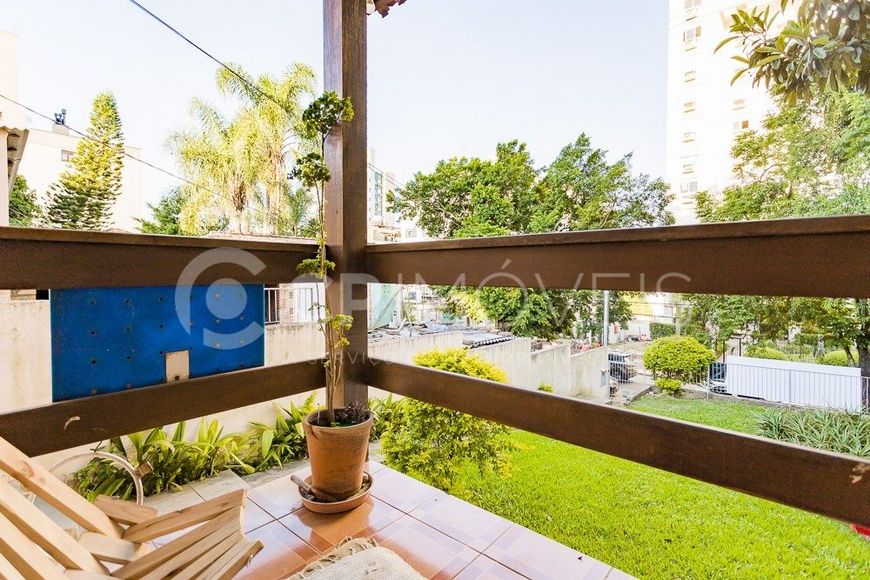 Casa/Sobrado em Porto Alegre, no bairro Passo da Areia, à venda.