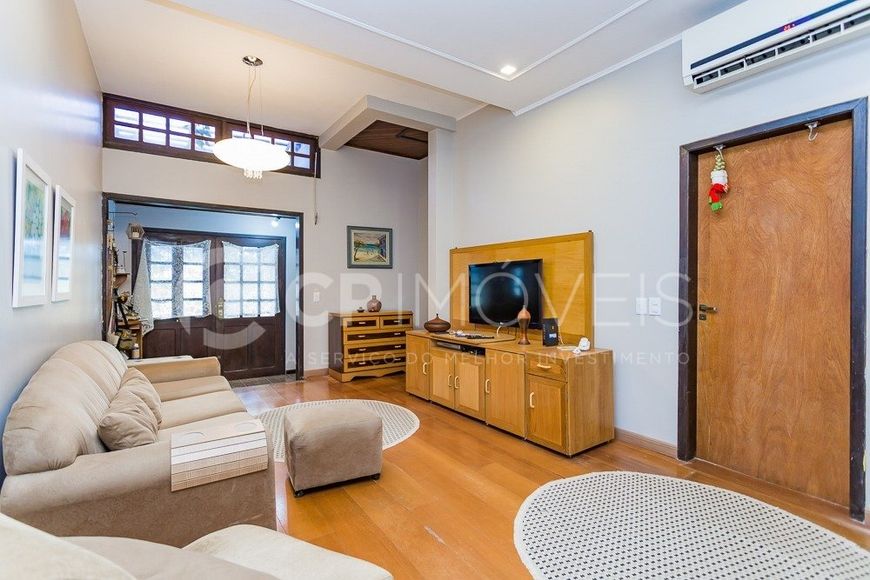 Casa/Sobrado em Porto Alegre, no bairro Passo da Areia, à venda.