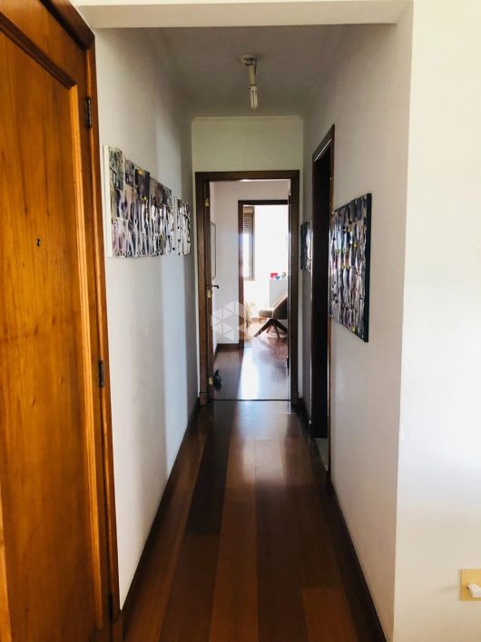 Apartamento 2 dormitórios com 102m², lareira, sacada fechada com churrasqueira, 1 suíte.