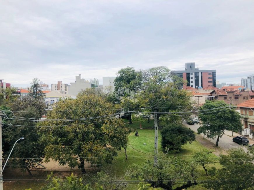 Apartamento 2 dormitórios com 102m², lareira, sacada fechada com churrasqueira, 1 suíte.