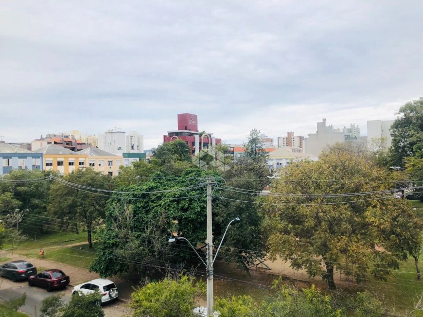 Apartamento 2 dormitórios com 102m², lareira, sacada fechada com churrasqueira, 1 suíte.