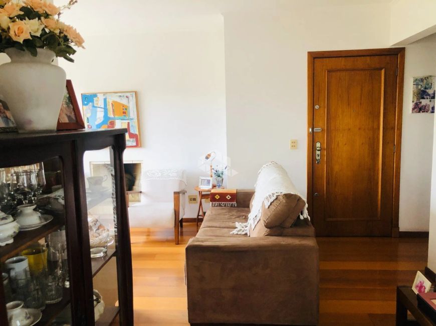 Apartamento 2 dormitórios com 102m², lareira, sacada fechada com churrasqueira, 1 suíte.