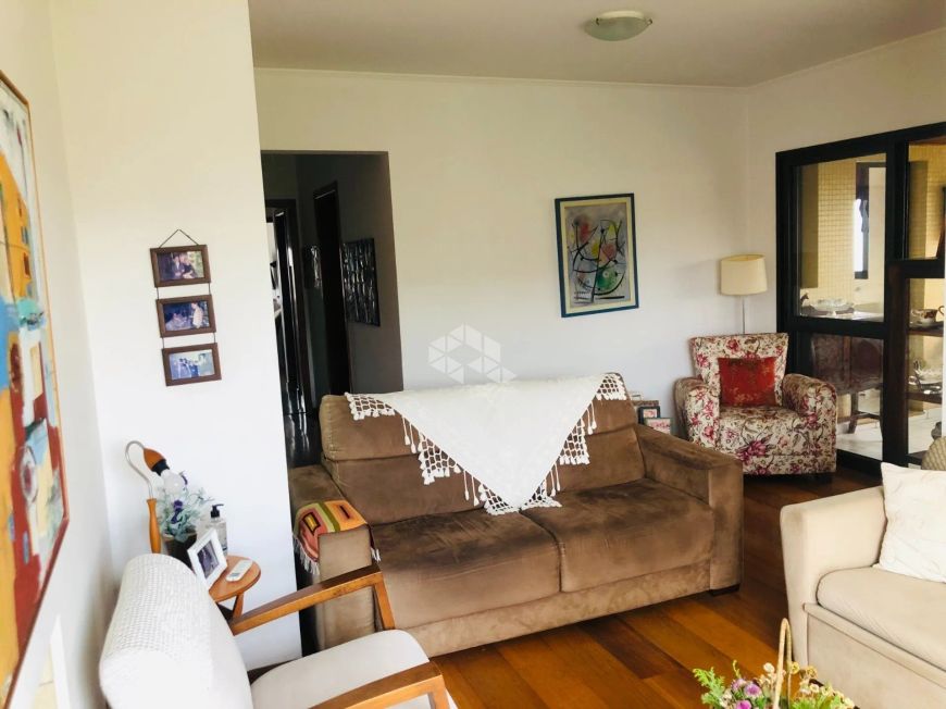 Apartamento 2 dormitórios com 102m², lareira, sacada fechada com churrasqueira, 1 suíte.