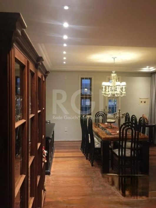 Aluguel de casa residencial na Glória com 500 m² e 3 dormitórios/quartos disponíveis