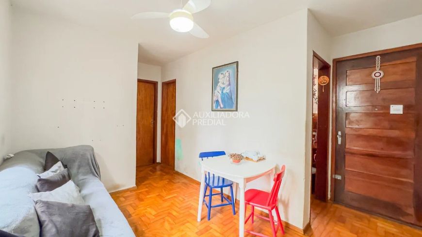 Apartamento térreo com 51,20 m² privativos, 02 quartos, condomínio com estacionamento rotativo, 02 s