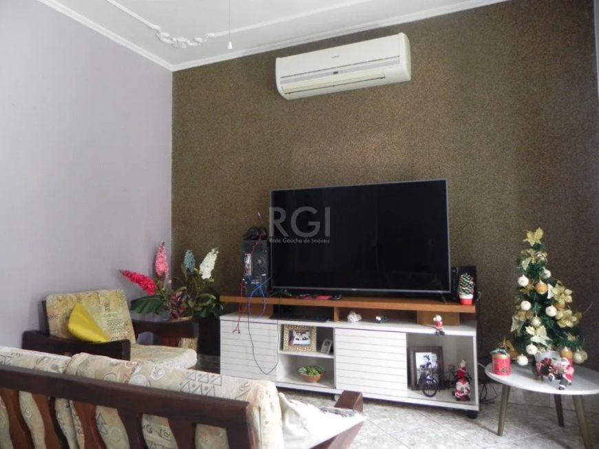 Excelente casa com edícula, em ótima localização no bairro São Pedro. Casa principal com três dormit
