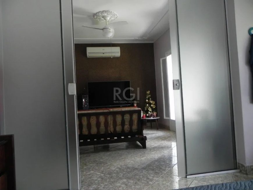 Excelente casa com edícula, em ótima localização no bairro São Pedro. Casa principal com três dormit